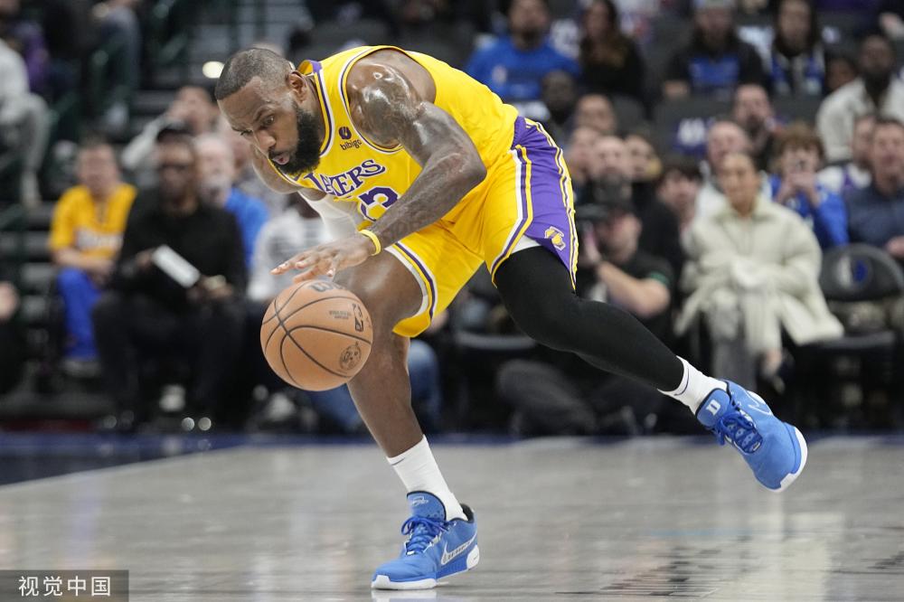 着自己对足 着自己对足